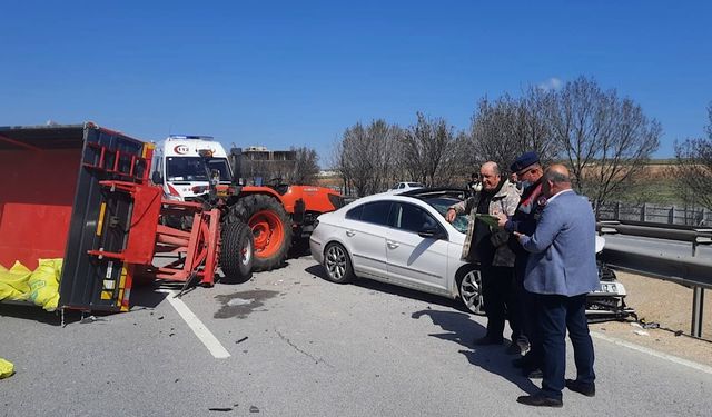 Otomobil traktöre çarptı: 2 yaralı