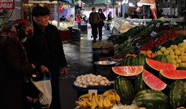 Senenin ilk iftarı için vatandaşlar pazar tezgâhlarına yoğun ilgi gösterdi