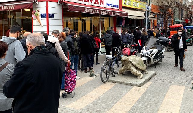 Ramazan ayının ilk gününde pide kuyruğu