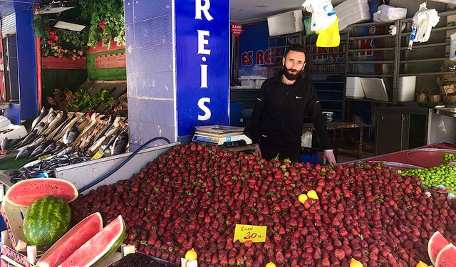 Sezonu kapatan balıkçılar manav oldu