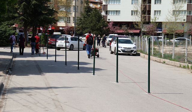 Mülk sahibiyle belediyenin anlaşmazlığı sokağı ortadan ikiye böldü