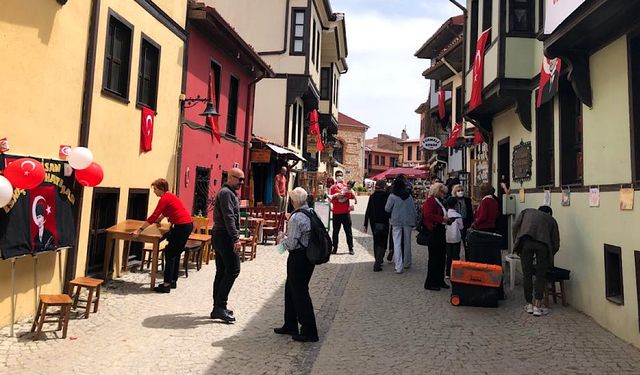 Tarihi Odunpazarı evleri Türk bayraklarla donatıldı