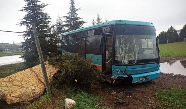 Kontrolden çıkan halk otobüsü ağaçlara çarptı: 3’ü çocuk 4 yaralı