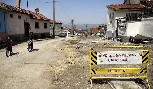 Yapılmayan patlak rögar borusu mahalleliyi mağdur etti