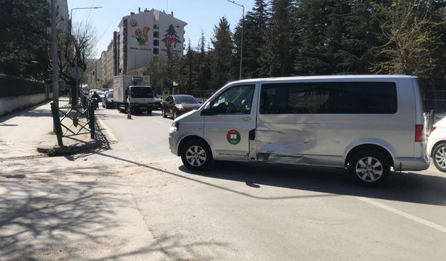 Motosiklet ile minibüs çarpıştı: 1 yaralı