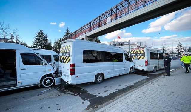 Servis minibüslerin kazası çevreyolunu kilitledi