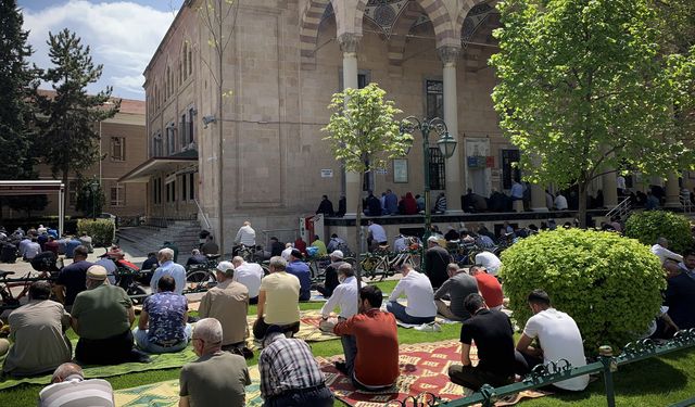 Ramazan ayının son cuması kılındı