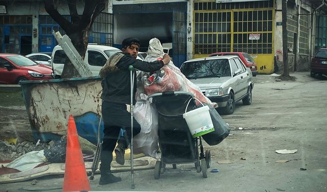 15 yaşında tek bacağıyla sokak sokak geri dönüşüm topluyor