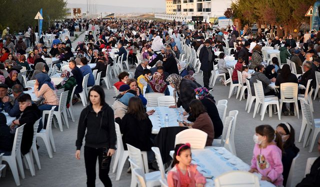 Tepebaşı'nda iftar bereketi sürüyor