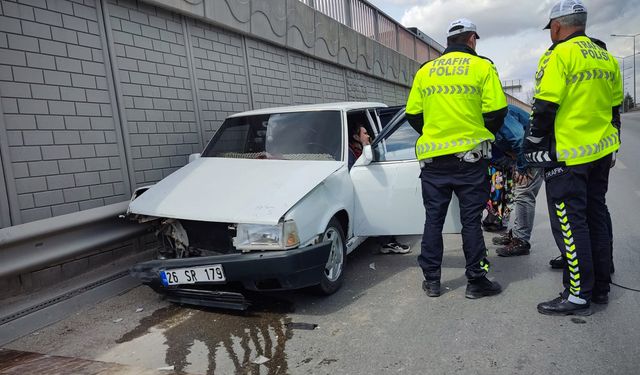 Direksiyon hâkimiyetini kaybeden sürücü, refüje çarptı