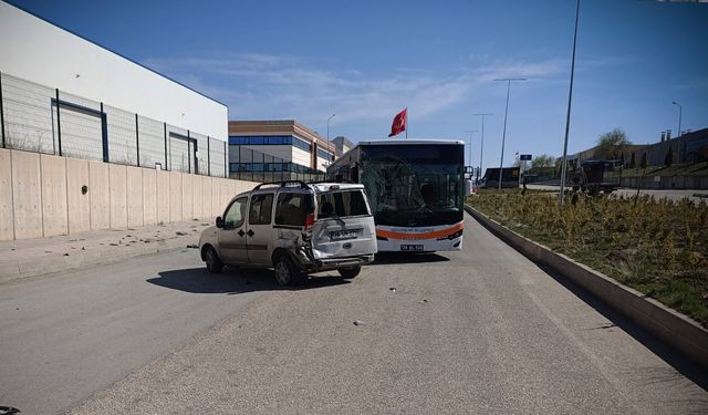 Halk otobüsü ve otomobil çarpıştı, yaralılar var