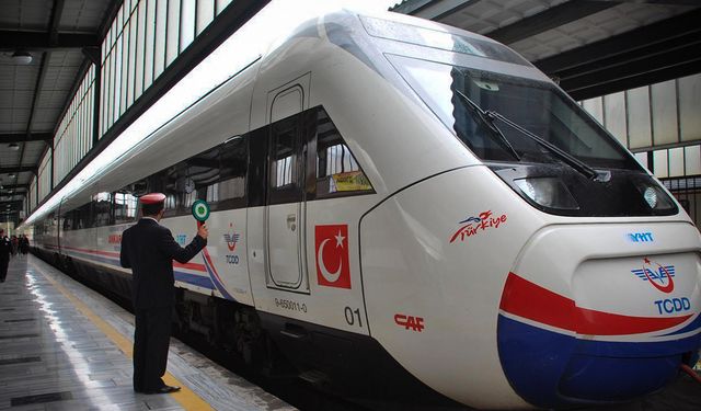 Kopan elektrik kablosu tren seferini aksattı