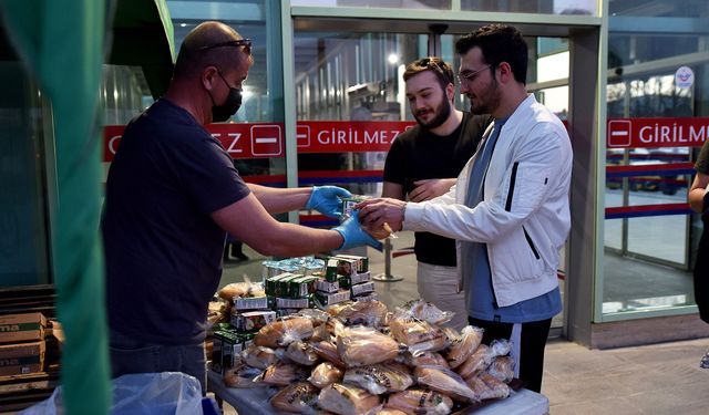 Tren yolcularına kumanya yardımı yapılıyor