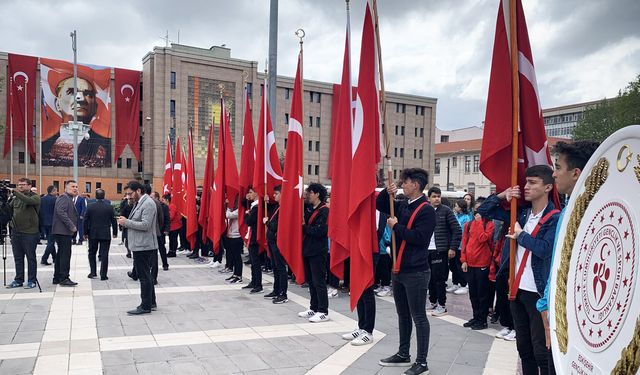 19 Mayıs kutlamaları çelenk sunma merasimi ile başladı