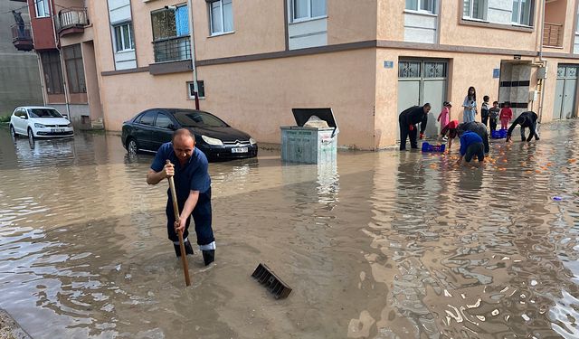 Eskişehir’de yollar göle döndü, küreği alan vatandaş rögara koştu