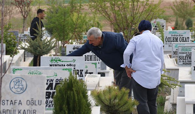 Eskişehir'de mezarlıklarda bayram yoğunluğu