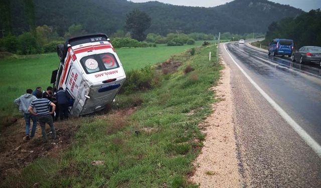 Hasta naklinden dönen ambulans şarampole devrildi