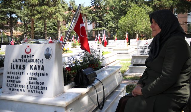 Anneler Günü’nü şehit oğlunun mezarı başında geçirdi