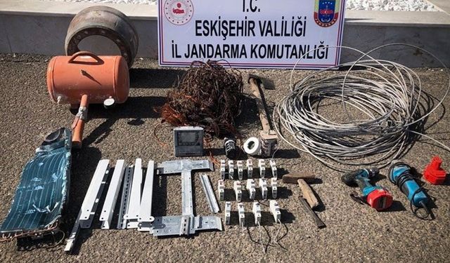 Bakır kablo ve inşaat malzemesi hırsızlarını jandarma kısa zamanda yakaladı