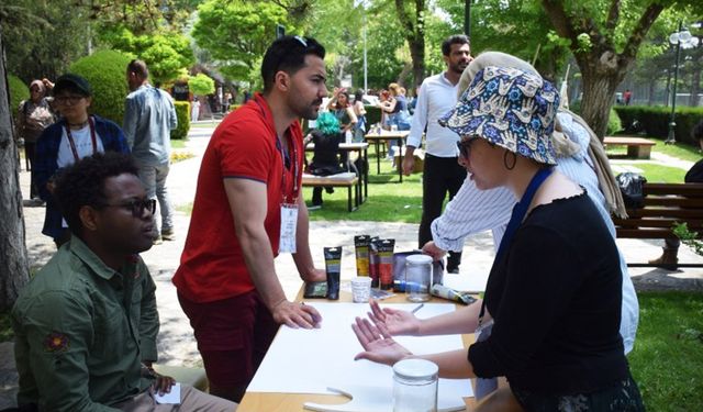 Yerli ve yabancı öğrenciler bir araya gelip resim yaptı