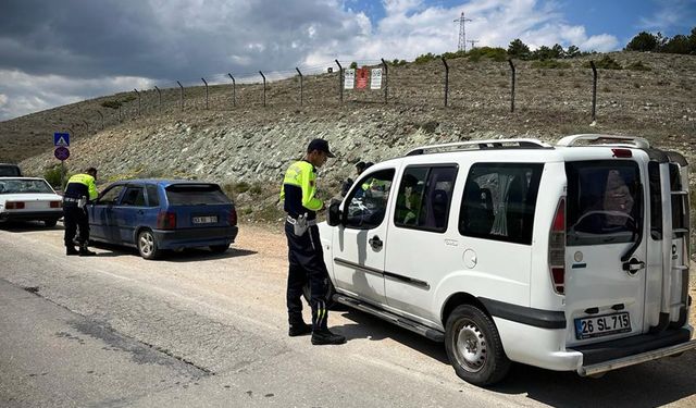 Jandarmadan hafta sonu yoğunluğunun yaşandığı piknik alanlarının yakınlarında trafik denetimi