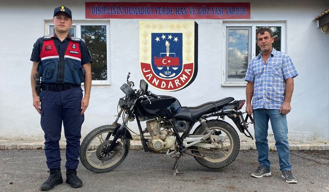 Çalıntı motosiklet jandarma ekiplerince bulunarak sahibine teslim edildi