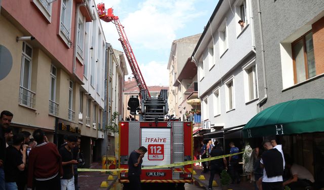 Şiddetli yağış sonrası apartman çatısına düşen yıldırım yangına neden oldu