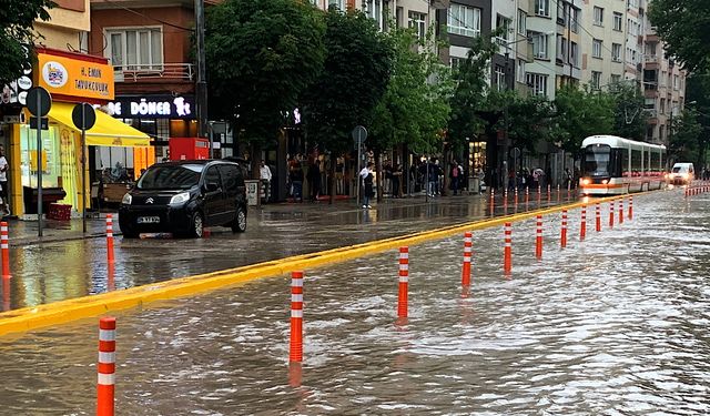 Eskişehir’de sağanak yağış hayatı felç etti