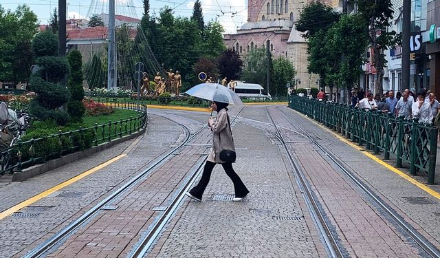 Eskişehirliler yaz ayında şemsiyeleri çıkardı