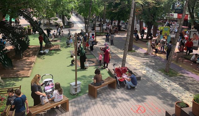 Karnesini alan park ve oyun alanlarını doldurdu