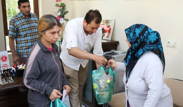 Hayırsever muhtar her ay yaklaşık 100 aileye yardımda bulunuyor (VİDEO HABER)