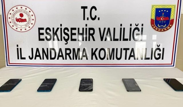 Kaçak cep telefonu satılan işyerine jandarmadan operasyon