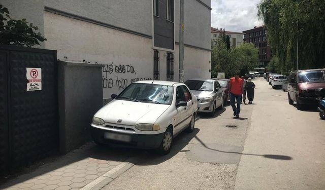 Kaldırım değil adeta otopark