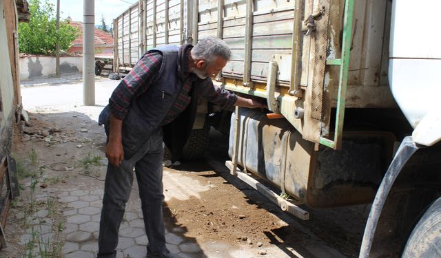 Kamyonların mazot ve akülerini çaldılar