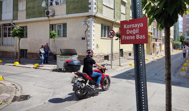 "Kornaya değil frene bas" yazısı dikkat çekti