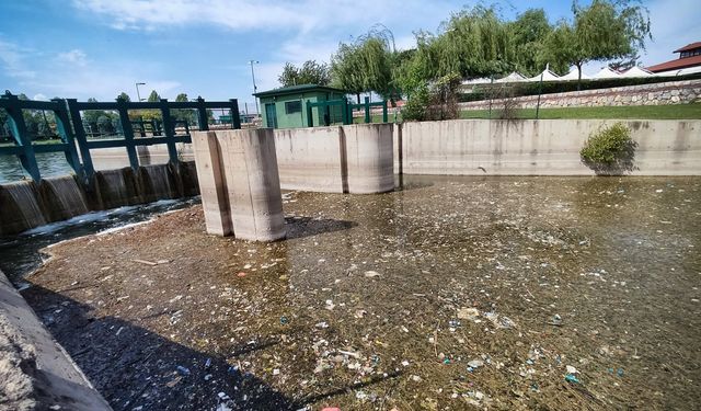 Porsuk Çayı’ndaki çöpler görenleri hayrete düşürüyor