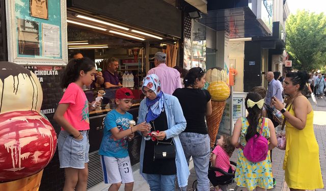 Güneş ve sıcak hava dondurmacılara yaradı