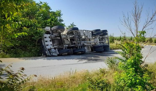 Virajı alamayan beton mikseri devrildi