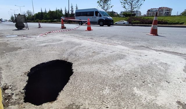 Karayolunun kenarında oluşan dev çukur görenleri korkuttu