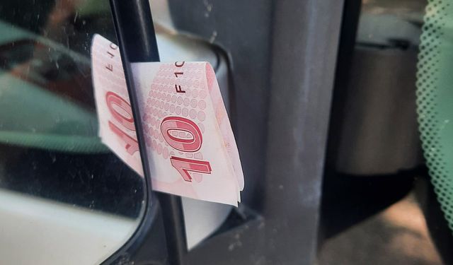 2 bin 300 liralık hasar için 10 lira bırakıp gitti