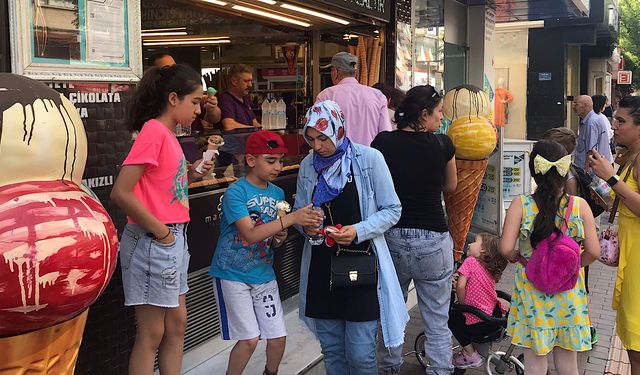 Güneş ve sıcak hava dondurmacılara yaradı