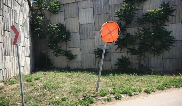 Trafik güvenliğini sağlayan ayna vandalların hedefi oldu