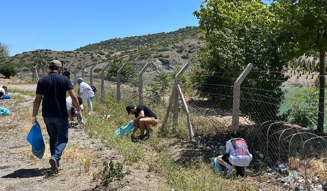 Çevre gönüllüleri gölet çevresinde 2 saatte 97 torba çöp topladı