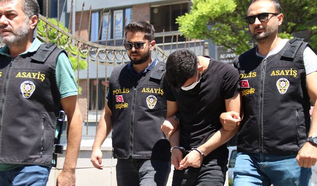 Kendisini polis olarak tanıtıp evli çifti dolandırmaya çalıştı