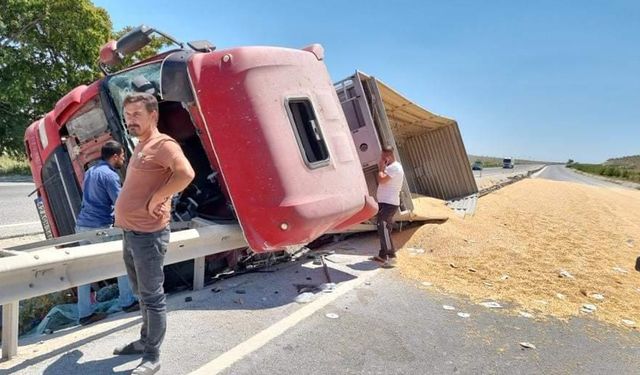 Devrilen mısır yüklü tırın şoförü yaralandı