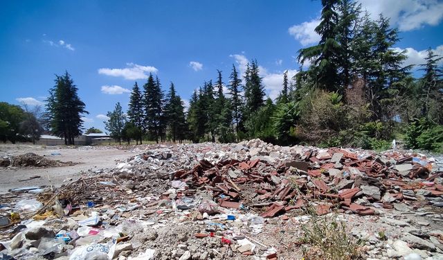 Yıkılan okulun bulunduğu arazi çöplüğe döndü