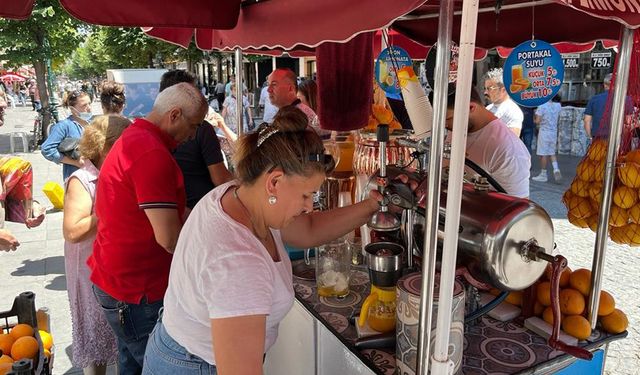 Yoğun işten dolayı ailecek sifon limonata tezgâhının başına geçtiler