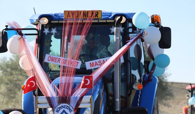 Sünnet düğününde otomobiller yerlerini traktörlere bıraktı