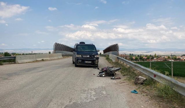 Motosiklet ile minibüs kafa kafaya çarpıştı: 1 yaralı