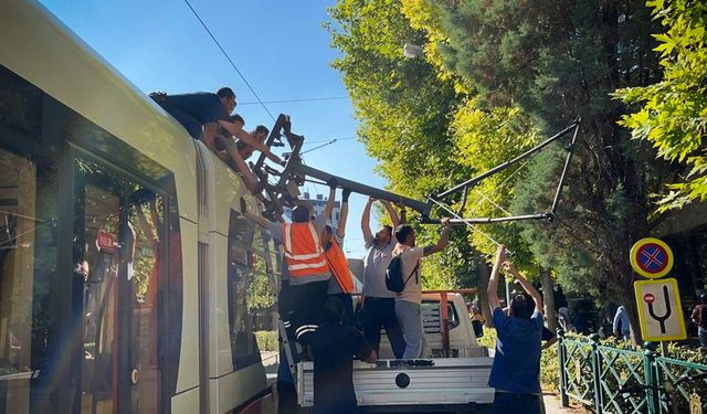 Elektrik bağlantı çubuğu kırılan tramvay yolda kaldı (VİDEO HABER)